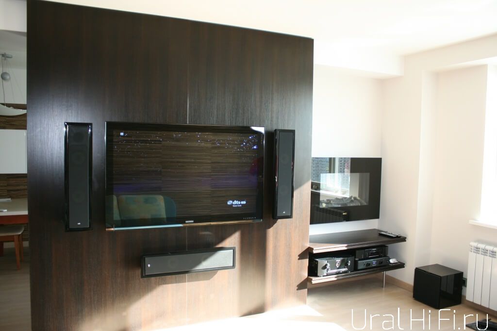 Фронтальные и центральная колонки Bowers & Wilkins FPM6, сабвуфер Bowers & Wilkins ASW10CM, Blu-Ray-плеер Marantz UD5005, ресивер Marantz SR6006, телевизор Hantarex LED 55, 7.1-канальный сетевой AV-ресивер Onkyo TX-NR609