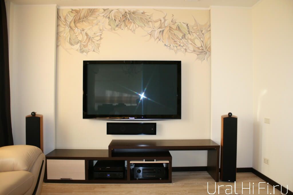Фронтальные колонки Bowers & Wilkins 804S, центр Bowers & Wilkins FPM6, Blu-Ray-плеер Marantz BD7003, ресивер Marantz SR8002)