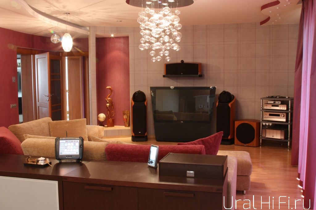 Фронтальные колонки Bowers & Wilkins 802D, центр Bowers & Wilkins HTM2D, сабвуфер Bowers & Wilkins ASW855, DVD-плеер Onkyo Integra Research RDV-1.1, процессор Onkyo Integra Research RDC-7.1, усилитель Onkyo Integra Research RDA-7.1, цифровая видеопанель Sim2 RTX55TV + мультирум Elan и управление освещением LiteTouch