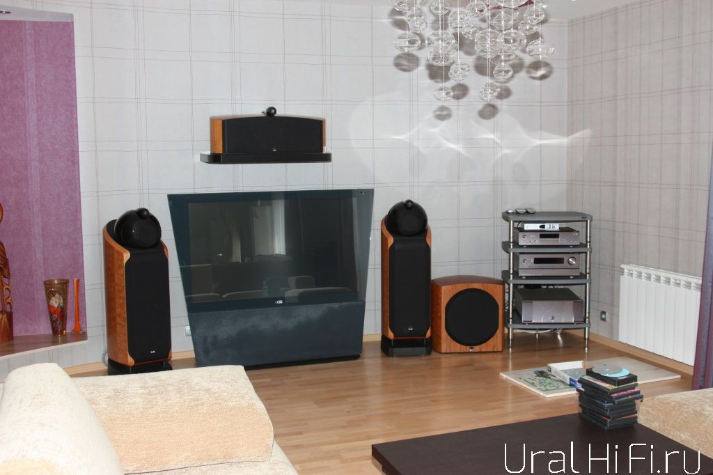 Фронтальные колонки Bowers & Wilkins 802D, центр Bowers & Wilkins HTM2D, сабвуфер Bowers & Wilkins ASW855, DVD-плеер Onkyo Integra Research RDV-1.1, процессор Onkyo Integra Research RDC-7.1, усилитель Onkyo Integra Research RDA-7.1, цифровая видеопанель Sim2 RTX55TV