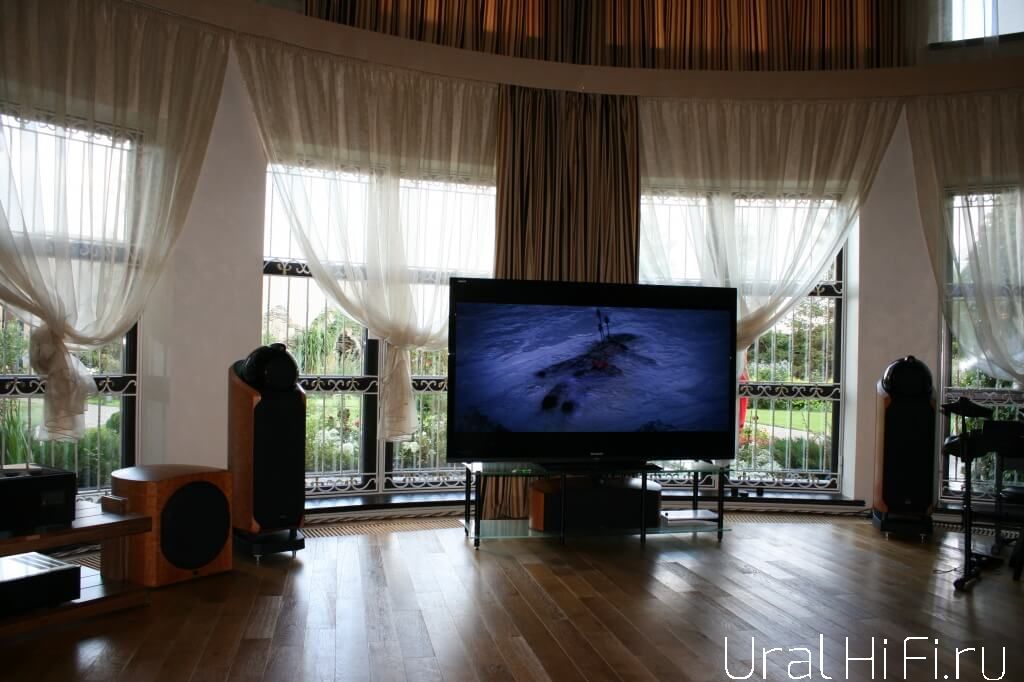 Фронтальные колонки Bowers & Wilkins 802D, центр Bowers & Wilkins HTM2D, сабвуфер Bowers & Wilkins ASW855, телевизор Sharp LC-80LE645RU
