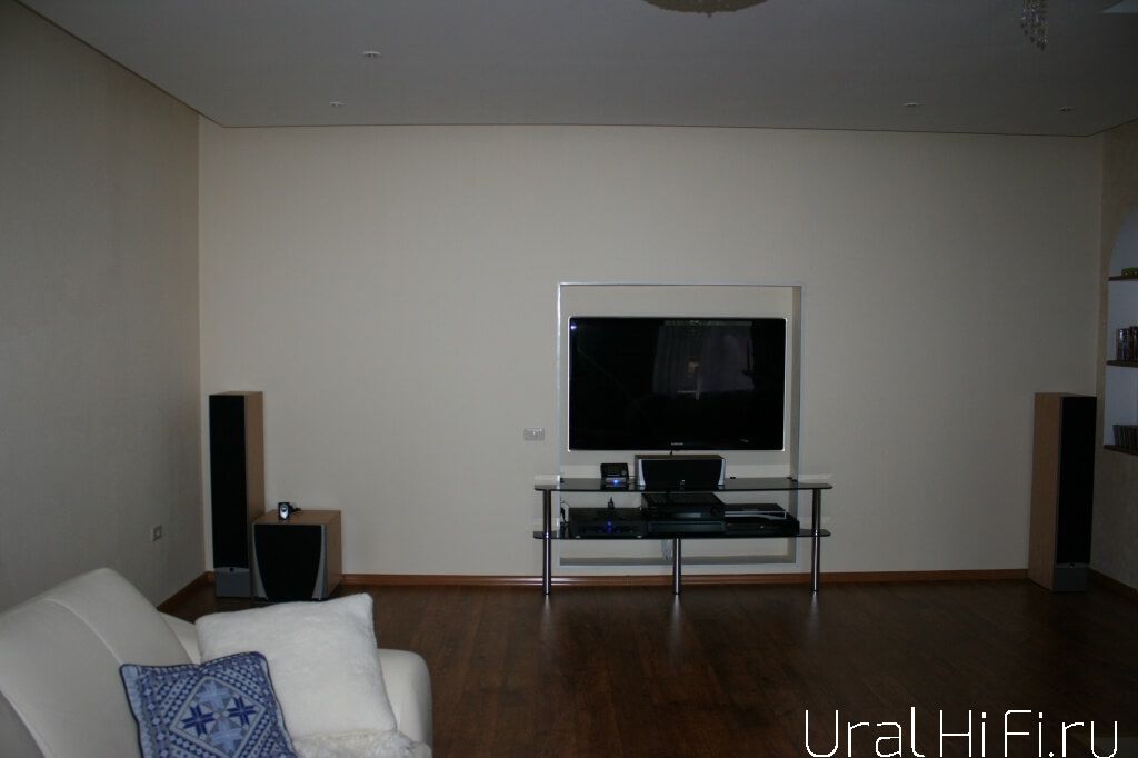 Фронтальные колонки Castle Compact Column, центр Castle Compact Center, сабвуфер Castle Compact Cube, Blu-Ray-плеер Onkyo BD-SP308, ресивер Onkyo TX-SR578.