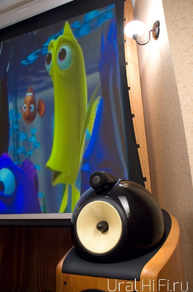 Проектор Sim2 C3X Link, фронтальные колонки Bowers & Wilkins 802D, экран Vutec Lectriс III 123